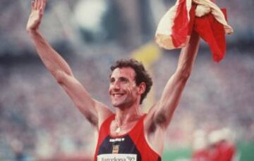 Fermín Cacho feliz tras conseguir el oro en Barcelona 1992.