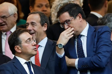 El ministro de Asuntos Exteriores José Manuel Albares, conversa con el ministro para la Transformación Digital y de la Función Pública, Óscar López.