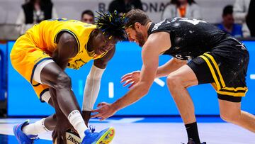 BADALONA, 17/02/2023.- El alero neerlandés de Lenovo Tenerife, Aaron Doornekamp (i), disputa un balón ante el jugador senegalés de Gran Canaria, Khalifa Diop, durante el encuentro correspondiente a los cuartos de final de la Copa del Rey disputado hoy viernes en el Pabellón Olímpico de Badalona. EFE/ Enric Fontcuberta.