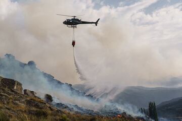 Dos incendios desatados en la provincia de ?vila han provocado la evacuaci¨®n de los municipios de Riofr¨ªo, Sotalbo, Villaviciosa, Palacios y Robledillo, adem¨¢s de quemar 10.000 hect¨¢reas. La situaci¨®n ha obligado la intervenci¨®n de la Unidad Militar de Emergencias.