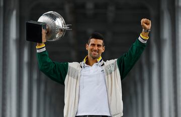 El tenista serbio de 36 años hizo historia tras conseguir ayer su 23º título de Grand Slam tras ganar a Casper Ruud en la final de Roland Garros. Hoy, ha posado con el trofeo en la ciudad de París, como es tradición. 