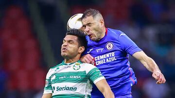 Pablo Aguilar y Eduardo Aguirre pelean por un balón