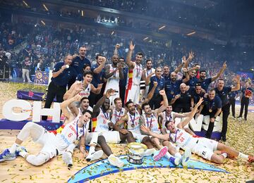 Los jugadores españoles celebran el oro. 