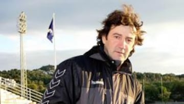 <b>PRESIONADO. </b>Bakero sufre las maneras impositoras del dueño del Polonia Varsovia que dirige.