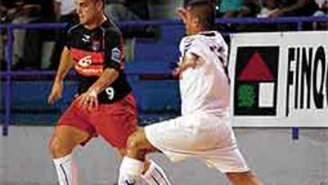 <b>ANULADOS.</B> Mora frena a Cogorro. El Marfil anuló el ataque rival.