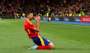 1-0. Rodrigo Hernández, visiblemente emocionado, dedica el tanto asu abuelo, fallecido esta misma semana.