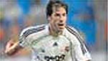 <b>Van Nistelrooy.</b> Es hora de que el ariete marque gol. Debe 'pegarse' en el área