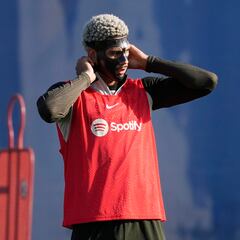 Why is Barcelona defender Ronald Araujo wearing a mask in the LaLiga game against Girona?