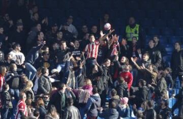 El estadio Vicente Calderón acogió el entrenamiento ante sus aficionados.