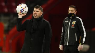 Eduardo Coudet sujeta un bal&oacute;n durante el partido disputado contra el Granada en Los C&aacute;rmenes.