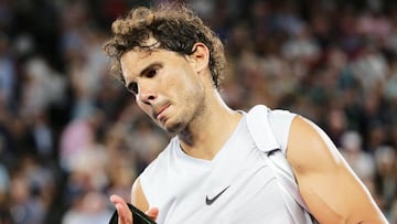 Rafael Nadal abandona la pista tras retirarse del partido contra el croata Marin Cilic.