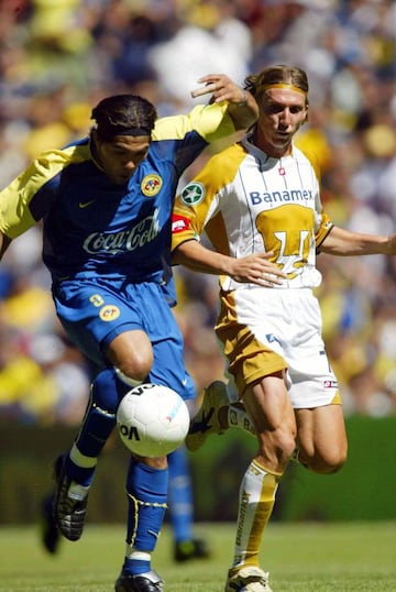 Reinaldo Navia disparando con el América, en la marca esta Leandro Augusto.