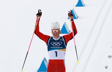 La leyenda noruega extendió su hito en Milán-Cortina 2026. Al ganar la carrera de 50km de cross-country, se adjudicó su sexta medalla de oro en una sola edición de los Juegos Olímpicos de Invierno. Antes, se había impuesto en velocidad individual, velocidad por equipos, 10 km, 20 km y relevo 4x75. Suma ya 11° oros en toda su carrera. 11 sólo de oro. Uno de los más grandes deportistas invernales de todos los tiempos.