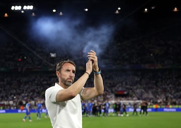 Gareth Southgate, seleccionador de Inglaterra, aplaude a los aficionados después del partido de la fase de grupos de la UEFA EURO 2024 entre Inglaterra y Eslovenia.