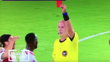 Kouassi reacciona ante el árbitro de la MLS.