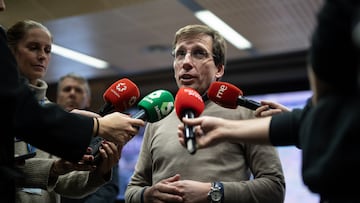 El alcalde de Madrid, José Luis Martínez-Almeida, atiende a los medios de comunicación durante su visita al Centro Integral de Seguridad y Emergencias (CISEM) para felicitar la Navidad a los servicios municipales en activo durante la Nochebuena, a 24 de diciembre de 2023, en Madrid (España). Almeida visita varias instalaciones municipales para felicitar la Navidad a los trabajadores que desarrollan sus labores durante la Nochebuena: la Gremial de Auto-Taxi, el Centro de Acogida San Isidro, la base del Servicio de Limpieza Urgente (SELUR), el Centro Integral de Seguridad y Emergencias (CISEM), la sede de la Empresa Municipal de Transporte (EMT), la Federación Profesional del Taxi de Madrid y la Asociación Madrileña del Taxi.
24 DICIEMBRE 2023;SERVICIOS;ACTIVO;FIESTAS;NOCHEBUENA;NAVIDAD
Alejandro Martínez Vélez / Europa Press
24/12/2023