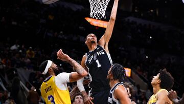 Dallas (United States), 14/12/2023.- San Antonio Spurs center Victor Wembanyama of France dunks over Los Angeles Lakers forward Anthony Davis (L) and Los Angeles Lakers guard Max Christie (R) during the first half of an NBA game between the San Antonio Spurs and the Los Angeles Lakers at the American Airlines Center in Dallas, Texas, USA, 13 December 2023. (Baloncesto, Francia) EFE/EPA/ADAM DAVIS SHUTTERSTOCK OUT
