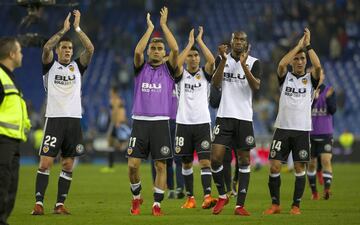 Los jugadores del Valencia celebran la victoria en Barcelona. 