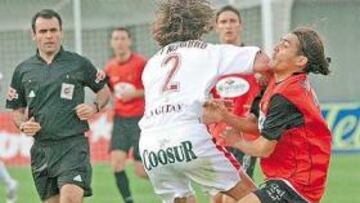 <b>LO VIO TODO. </b>Pino Zamorano, como se aprecia en la imagen, vio el codazo de Javi Navarro a Arango.