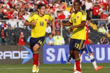 Futbol, Chile vs Colombia. 
Eliminatorias a Brasil 2014. 
El jugador de Colombia James Rodriguez, izquerda, celebra su gol contra Chile durante el partido jugado por las eliminatorias a Brasil 2014 jugado en el estadio Monumental.
Santiago, Chile. 