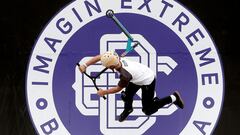 Un rider de scooter realiza un tailwhip con su patinete frente al logo del Extreme Barcelona, en el Park del Parc del F&ograve;rum (Barcelona), el 24 de septiembre del 2021. 