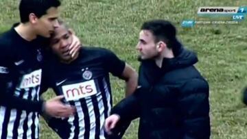 Nunca debi¨® pasar: se fue entre l¨¢grimas por insultos racistas