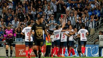 AME5479. MONTERREY (MÉXICO), 29/04/2023.- Jugadores de Rayados celebran un gol hoy, durante un partido correspondiente a la jornada 17 del Torneo clausura 2023 entre Rayados y Pumas, en el estadio BBVA, en Monterrey (México). EFE/Miguel Sierra
