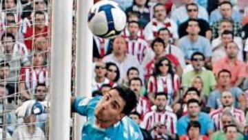 <b>ESPECTACULAR. </b>Asenjo impidió una goleada, pero no pudo evitar el de Llorente.