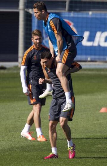 Cristiano salta por encima de Di María durante el entrenamiento.