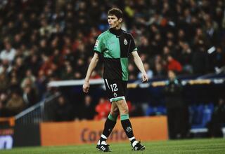 Descubre 13 futbolistas con más de 2 metros de altura