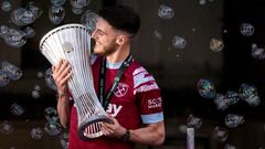 London (United Kingdom), 08/06/2023.- West Ham's Declan Rice lifts the UEFA Europa Conference League trophy at the victory parade in London, Britain, 08 June 2023. A day earlier West Ham United won the UEFA Europa Conference League claiming their first major trophy since 1980. (Reino Unido, Londres) EFE/EPA/TOLGA AKMEN
