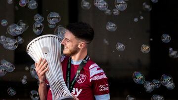 London (United Kingdom), 08/06/2023.- West Ham's Declan Rice lifts the UEFA Europa Conference League trophy at the victory parade in London, Britain, 08 June 2023. A day earlier West Ham United won the UEFA Europa Conference League claiming their first major trophy since 1980. (Reino Unido, Londres) EFE/EPA/TOLGA AKMEN