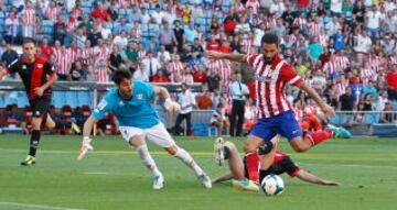 Liga Bbva. Atlético de Madrid - Rayo Vallecano. 3-0. Arda Turan marca el tercer tanto.