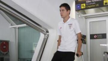 <b>CONTRATIEMPO. </b>Ander Herrera llegó a Loiu apoyándose en unas muletas.