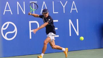 Alex de Miñaur devuelve la bola durante un partido en el Antalya Open.