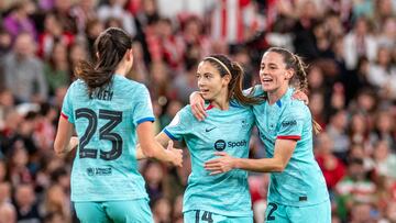 BILBAO (PAÍS VASCO), 07/03/2024.- La centrocampista del Barcelona Aitana Bonmatí (2d), celebra con sus compañeras, Ingrid Syrstad Engen (i) y Ona Batlle, anotar el primer gol de su equipo este jueves, durante el partido de semifinales de la Copa de la Reina, entre el Athletic de Bilbao y el Barcelona, en el estadio de San Mamés, en Bilbao. EFE/ Javier Zorrilla
