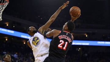 OAKLAND, CA - NOVEMBER 06: Kevin Durant #35 of the Golden State Warriors blocks a shot taken by Hassan Whiteside #21 of the Miami Heat at ORACLE Arena on November 6, 2017 in Oakland, California. NOTE TO USER: User expressly acknowledges and agrees that, by downloading and or using this photograph, User is consenting to the terms and conditions of the Getty Images License Agreement.   Ezra Shaw/Getty Images/AFP
 == FOR NEWSPAPERS, INTERNET, TELCOS &amp; TELEVISION USE ONLY ==