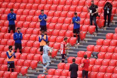En marzo de 2020 el mundo se confinó a causa de la pandemia de covid-19. El 14 de junio volvió el fútbol, sin público a San Mamés. Muniain, junto a Koke, capitán del Atlético de Madrid, entregaron un ramo de flores por los aficionados fallecidos durante la pandemia.