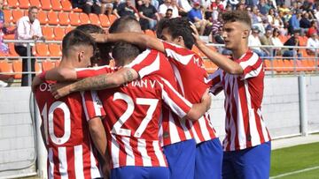 Los jugadores del Atl&eacute;tico B celebran un gol al Coruxo. 