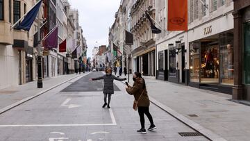 People take pictures in Old Bond Street amid the coronavirus disease (COVID-19) pandemic in London, Britain, January 31, 2021. REUTERS/Kevin Coombs