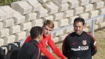 Griezmann conversa con Simeone.