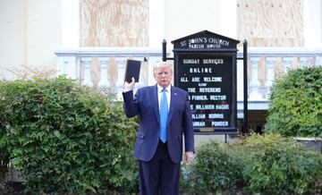 Trump tras informar, con una Biblia en mano, que si los disturbios por la muerte de George Floyd no cesaban, desplegaría al ejército.