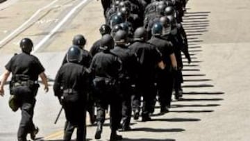 <b>TODO UN EJÉRCITO. </b>Ingentes medidas de seguridad en la zona por donde debía pasar la antorcha, que luego varió su recorrido.