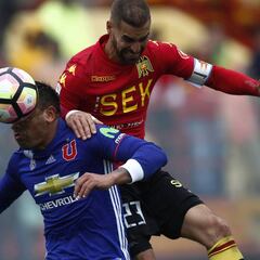 Unión Española defiende el invicto ante la U con uno menos