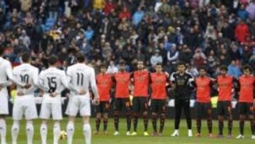 Los jugadores del Real Madrid y la Real Sociedad guardaron un minuto de silencio.