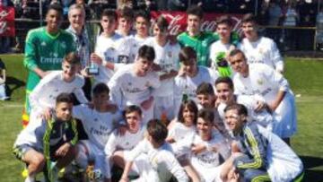 El Madrid celebra el título.