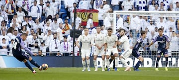 El jugador del Valladolid Alcaraz lanza una falta ante la barrera del Real Madrid. 