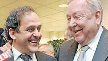 <b>ASPIRANTE Y CAMPEÓN. </b>Platini, a la izquierda, aspira a desbancar a Johansson de la presidencia de la UEFA. Mañana tendrá lugar la votación.
