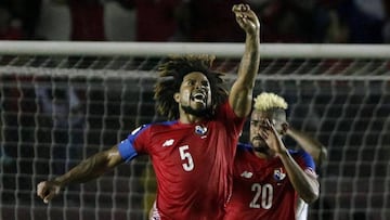 Rom&aacute;n Torres celebra tras marcar el 2-2 ante Honduras.