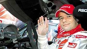<b>RELAJADO. </b>Sebastien Loeb, ayer en el interior de su Citroën Xsara.